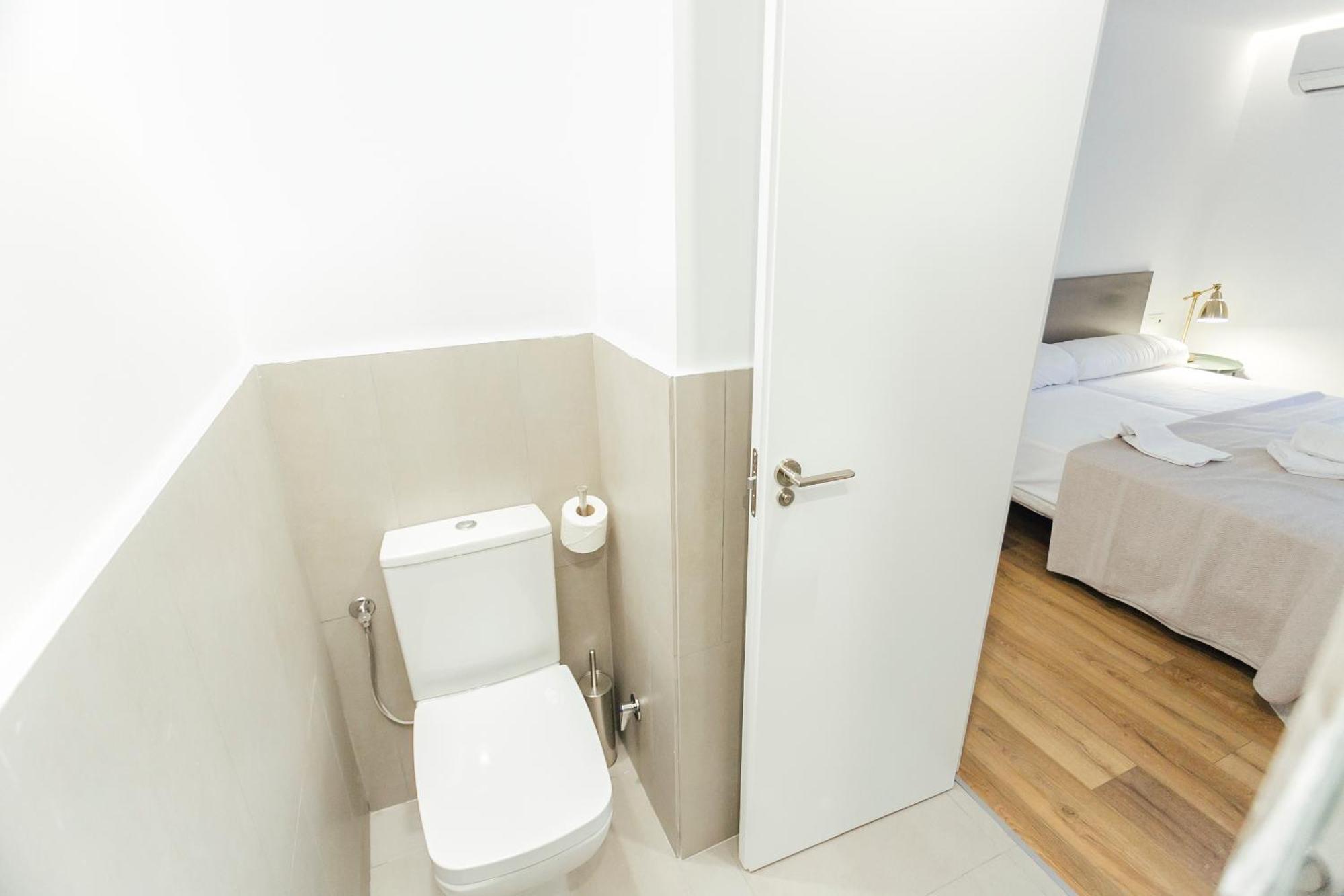 Апартаменты Decorated And Renovated- 2Bd 2Bth- Center Севилья Экстерьер фото